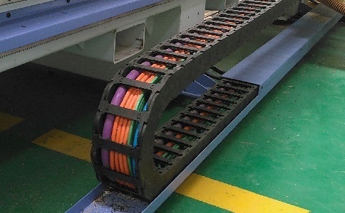 電纜、氣管、水管都可置于拖鏈中